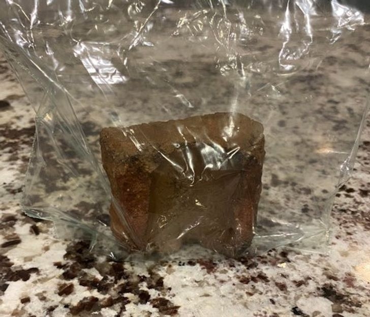 “Con trai tôi tìm thấy một cục gạch ngoài đường, nó bèn cho vào túi Ziplock để bảo quản an toàn và lúc nào cũng kè kè mang theo bên mình".