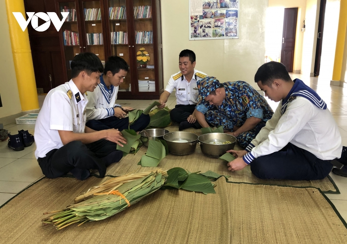 ...and make Chung cake (a traditional glutinous rice cake) as part of preparations for Tet.