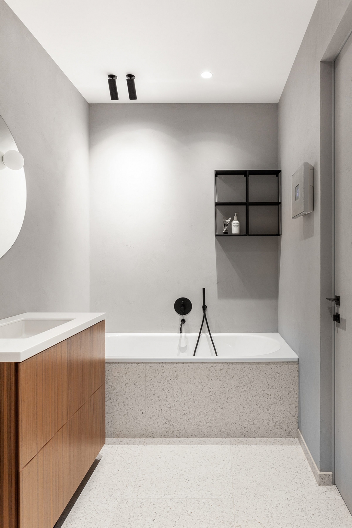 Bồn tắm ốp đá Terrazzo tinh tế, sang trọng./.