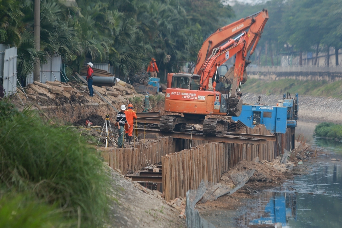 Từ ngày 18/5/2020 một hệ thống cống gom nước thải bên bờ sông Tô Lịch được khởi công.