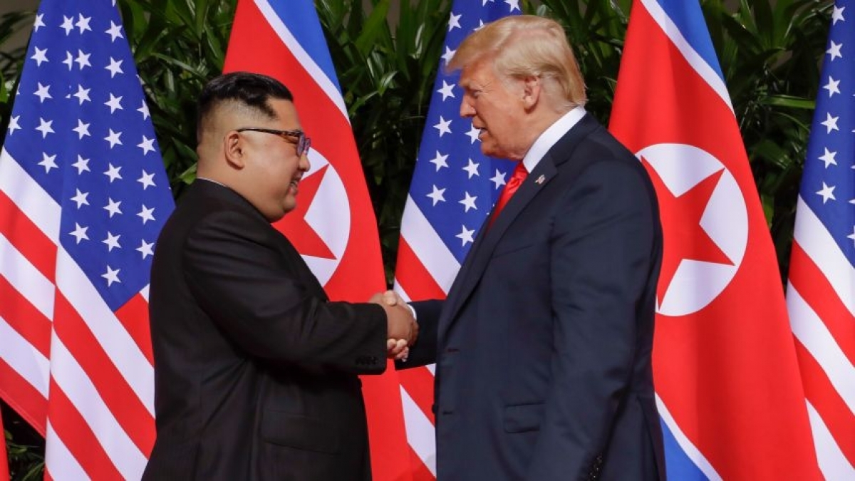 Cuộc gặp thượng đỉnh lịch sử giữa Tổng thống Mỹ Donald Trump và Nhà lãnh đạo Triều Tiên Kim Jong-un tại Singapore tháng 6/2018. Ảnh: AP