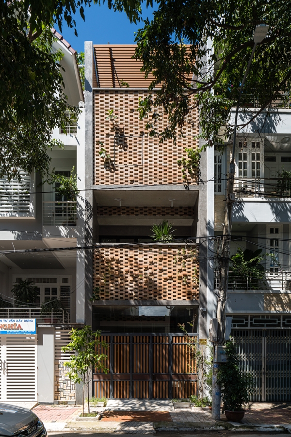 Ngôi nhà phố nằm ở thành phố Vũng Tàu (tỉnh Bà Rịa – Vũng Tàu) có diện tích xây dựng 68m2, được thiết kế làm nhà ở kết hợp kinh doanh. Công trình nằm trong vùng nắng nóng nhiều và có mặt tiền quay hướng Tây nên bên cạnh các nhu cầu công năng cần đáp ứng thì giải pháp chắn nắng, chống nóng được chủ nhà quan tâm và kiến trúc sư hết sức chú trọng.