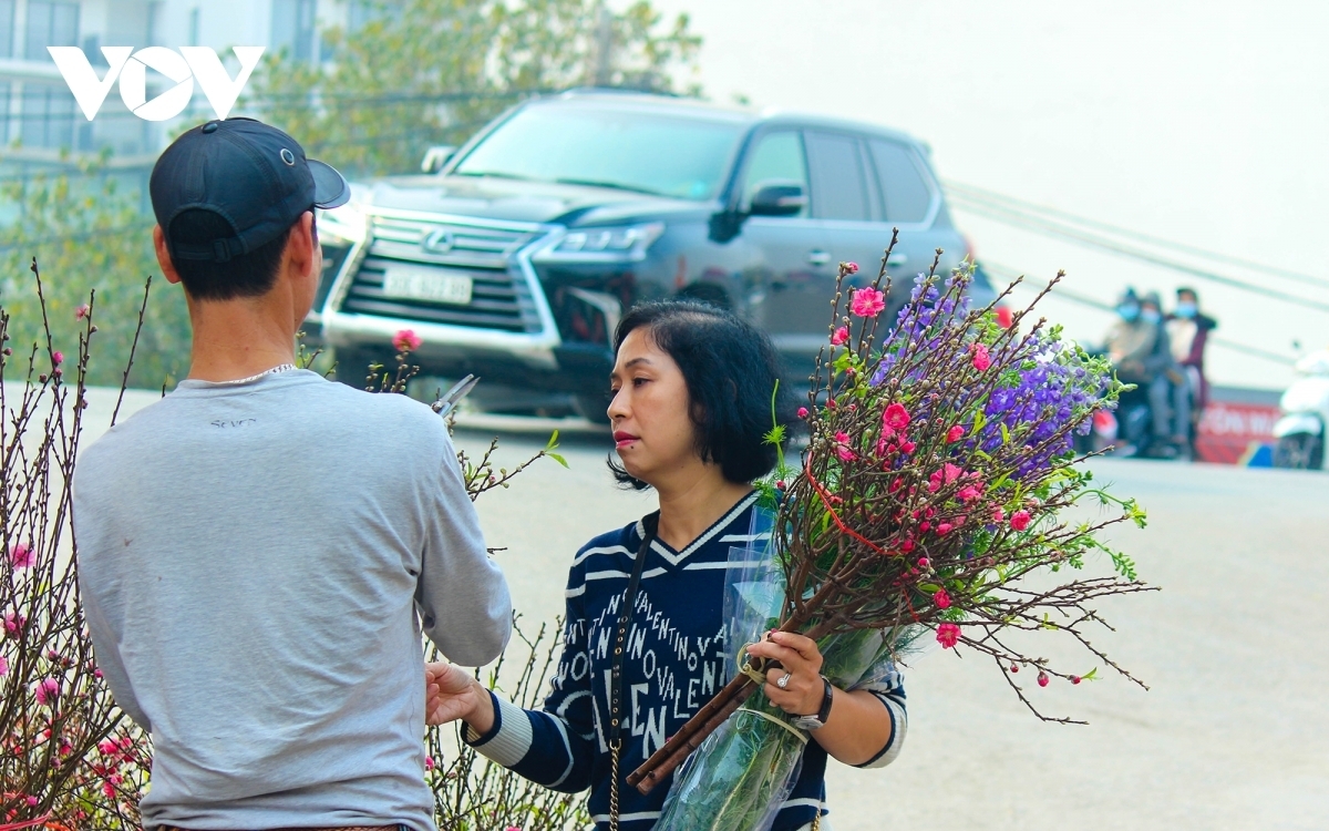 “As far as I know forest peaches must be stamped for traceability. Some ask for such forest peaches, but these peaches are yet to arrive here,” says Tuan, who sells flowers at the market.