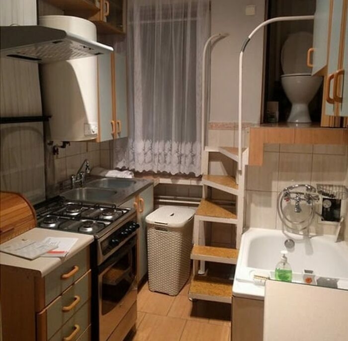 Vẫn biết là nhà chật chội nhưng cái cảnh người vừa nấu ăn người vừa tắm rửa thì...