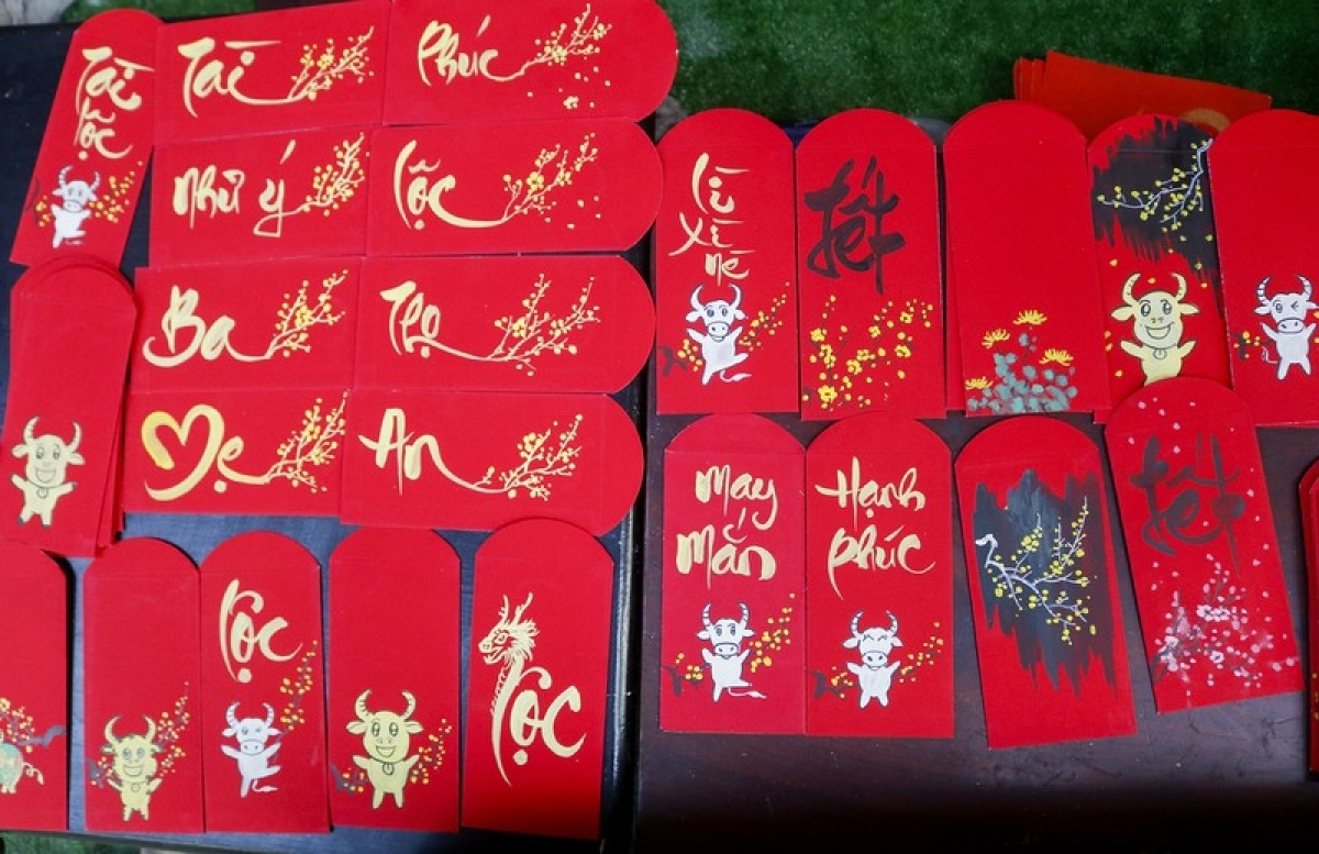 Red envelopes which come with calligraphic works can be used as festive gifts bearing best wishes for prosperity and happiness during the upcoming Year of the Buffalo.