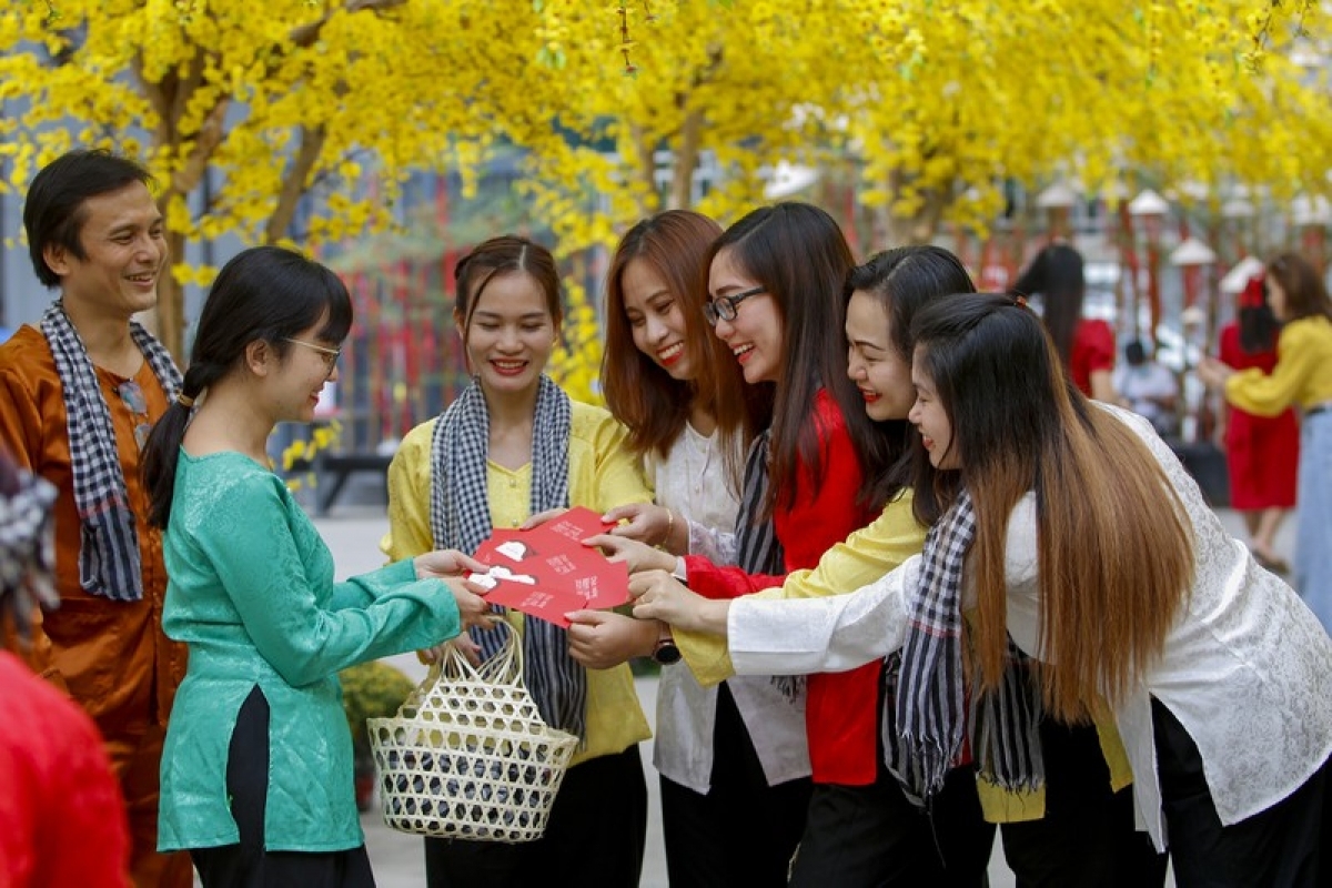 A group of young people use the occasion as a chance to don Ao Ba Ba, a traditional costume for people from the south of the country.