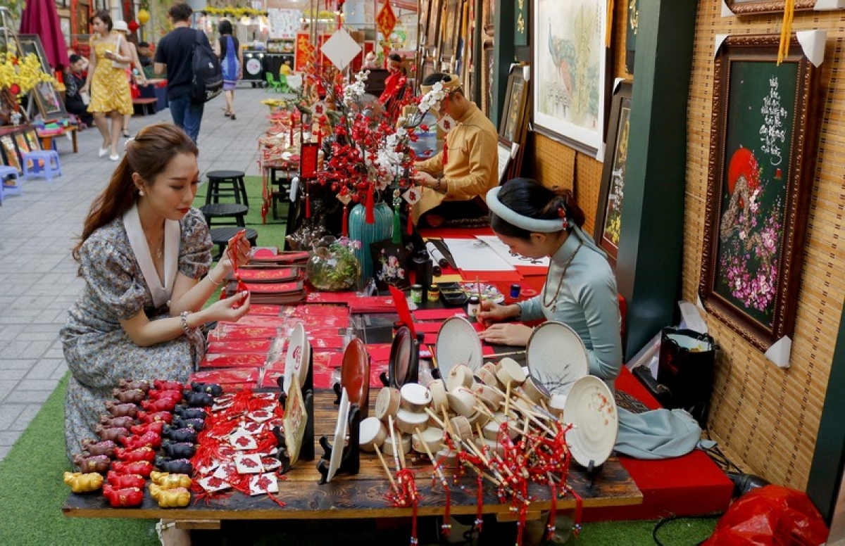 Numerous calligraphy artists put their beautiful writings on display in both Chinese and Vietnamese on the calligraphy street.