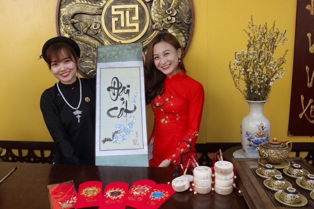 A visitor has high hopes of a happy New Year period filled with both luck and prosperity to match the calligraphy’s meanings.