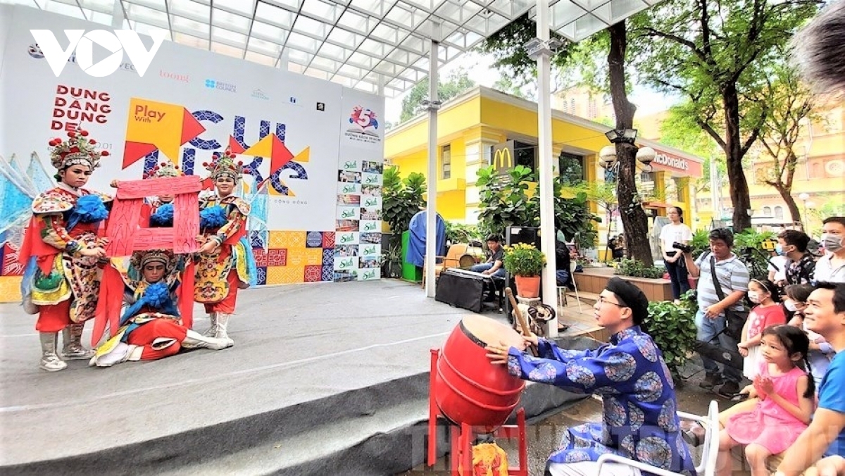 A cultural week gets underway on Ho Chi Minh City book street from January 23. Visitors to the event can view local ceramic products and folk paintings on show.