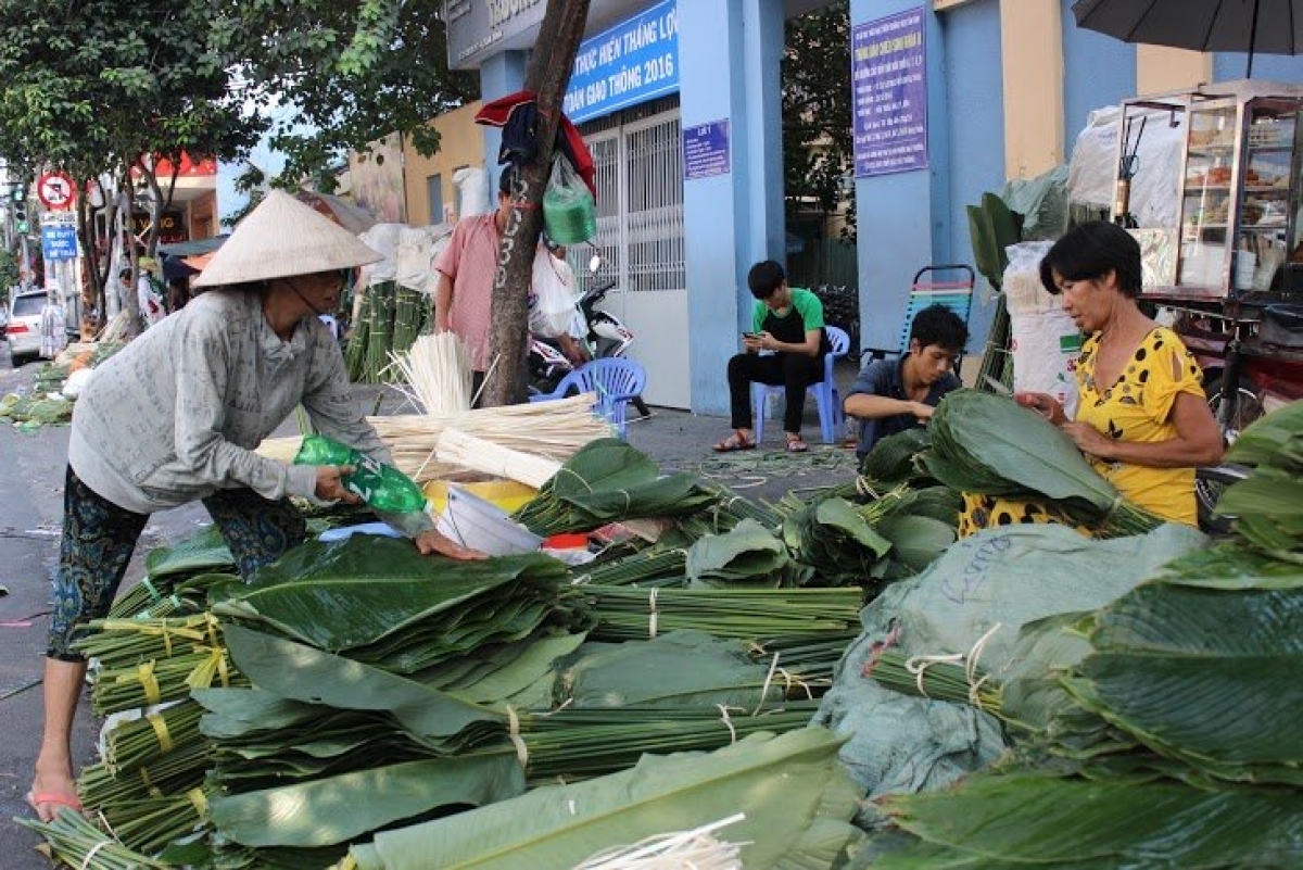 Unlike northerners who cook square-shaped Banh Chung, southerners prefer cylindrical Banh Tet during the traditional Tet holiday. Both cakes are made of glutinous rice, green bean paste and pork, and they are wrapped in La Dong (Dong leaves). The leaves can be found at the La Dong market that is located at the Cach Mang Thang Tam-Pham Van Hai intersection.