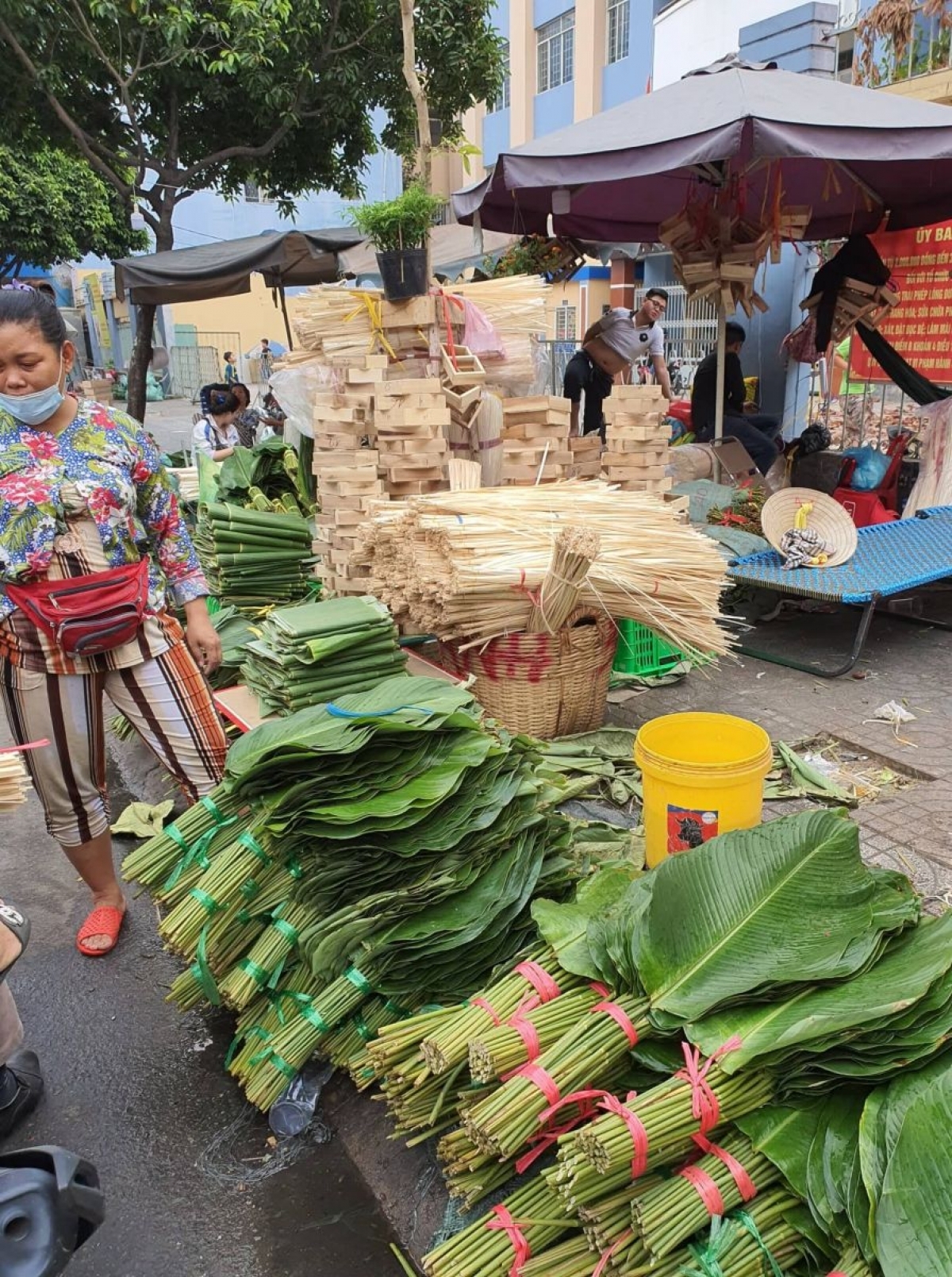 The market, the biggest of its kind in HCM City, often opens from the 15th day of the 12th lunar month and lasts several days before the start of Tet. A bunch typically contains 10 leaves costing between VND70,000 and VND80,000.