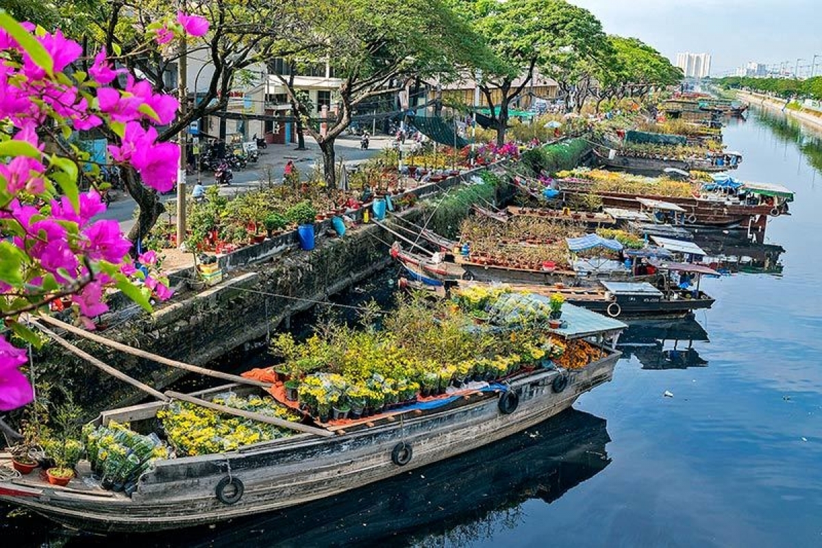 From the 20th day of the 12th lunar month, gardeners gather at the market in order to prepare for the Lunar New Year festival. The bustling atmosphere at the site lasts for the whole day and attracts numerous residents and tourists each year.