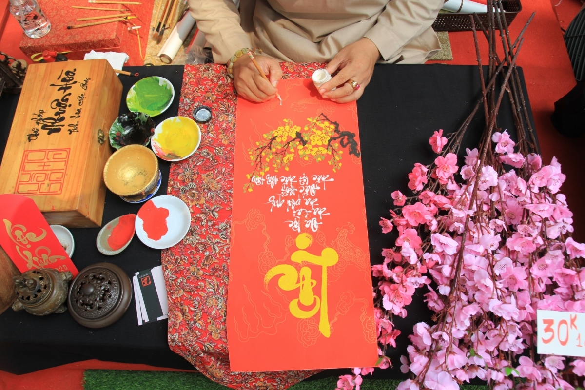 Annual calligraphy markets also take place on Truong Dinh street and at the Pham Ngoc Thach-Nguyen Thi Minh Khai intersection. Calligraphy pieces are used to decorate houses and office buildings every Tet.