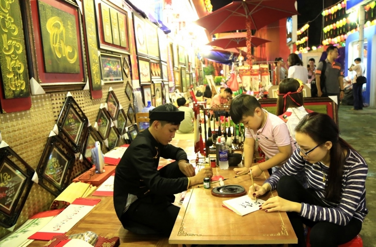 Confucian scholars write scripts at the visitor’s request. Recipients ask for words such as Happiness, Longevity, Love, Health, Wisdom, or Patience, expecting a peaceful and prosperous year ahead. The market serves as a familiar check-in spot for youngsters.