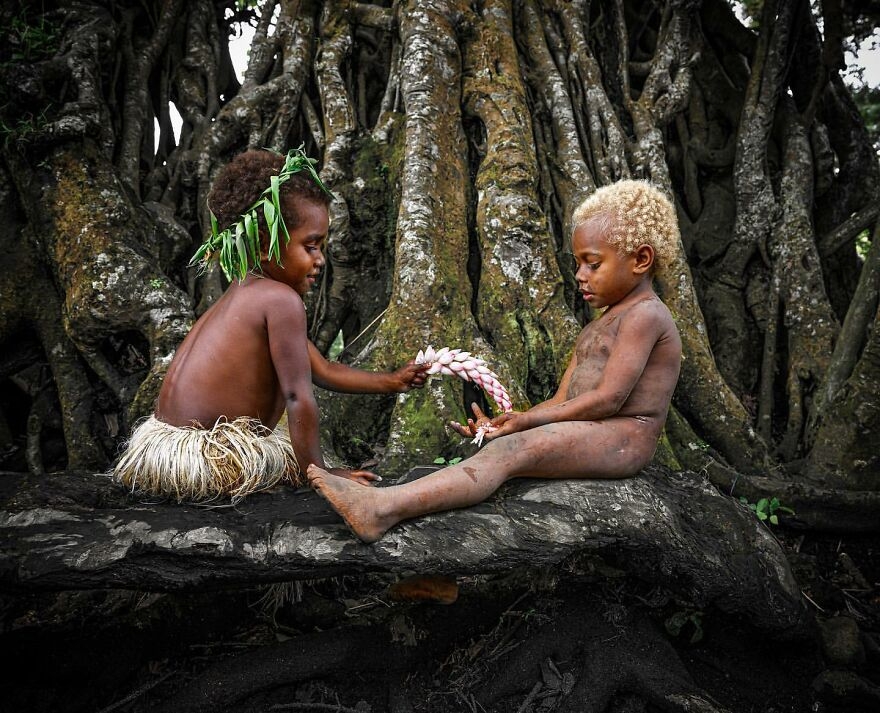 Bộ quần áo đặc biệt của hai cậu bé ở Vanuatu.