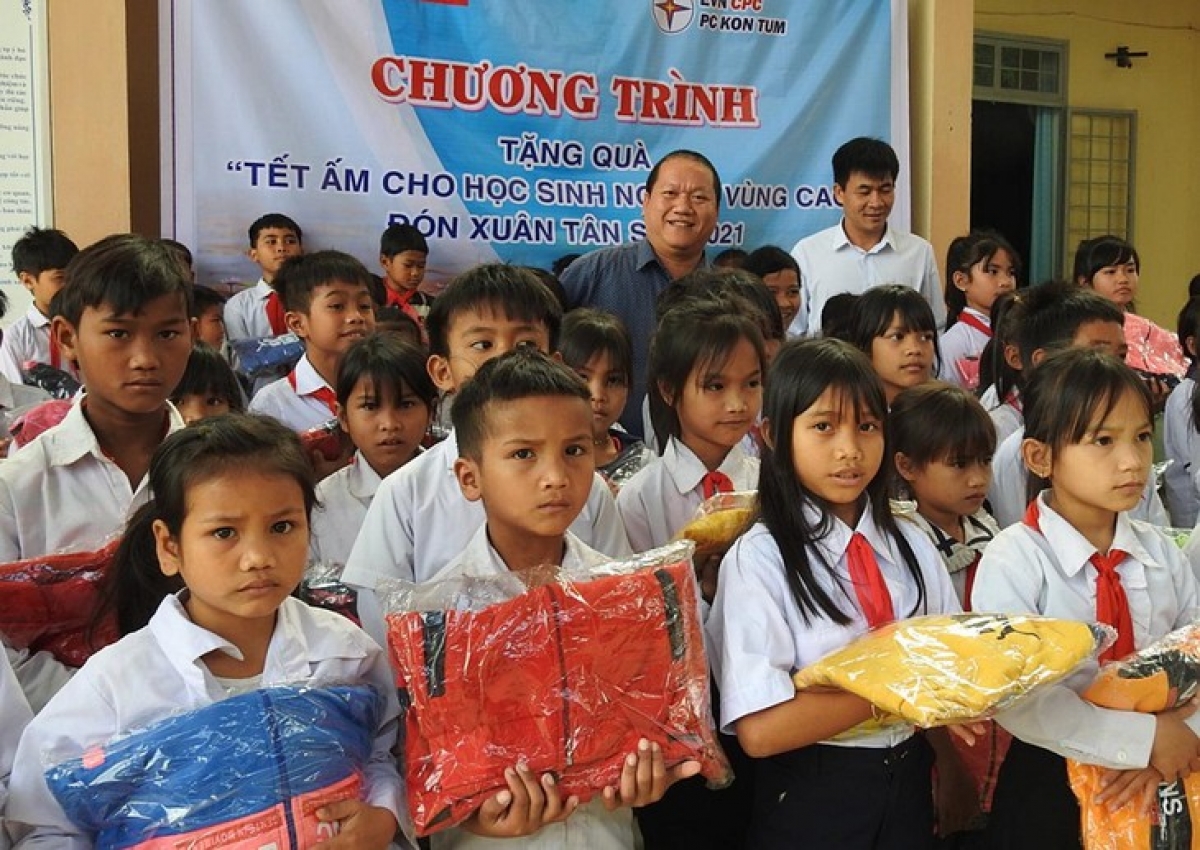 Primary pupils in Dak Nen commune are given warm clothes for Tet.