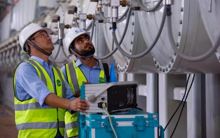 Kỹ thuật viên Trung Quốc và Pakistan tại một nhà máy điện Pakistan được Trung Quốc cấp tài chính. Ảnh: Facebook.