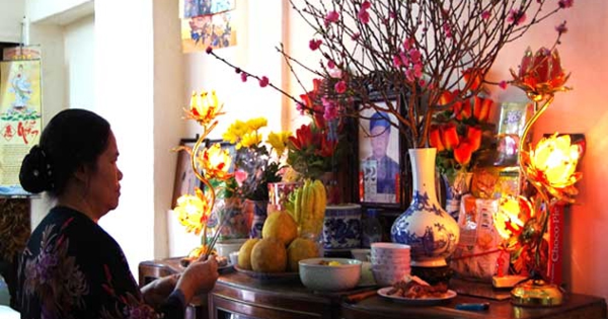 Displaying different kinds of fruit, dishes and flowers on the ancestral altar during the Tet holiday. (Illustrative image).