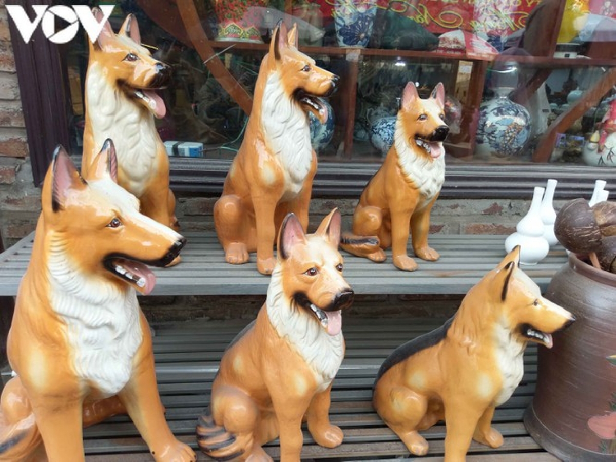 Dog-shaped ceramic products are also suitable decorations for the home.