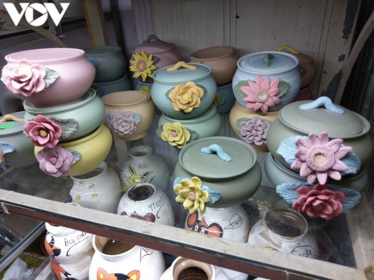 Bowls featuring flower patterns can be purchased in a variety of shapes and sizes.