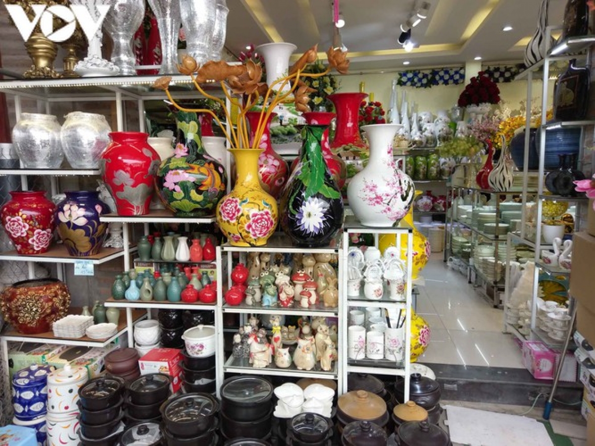 A wide variety of beautiful vases with flower patterns can be found throughout the village and are a good suggestion for customers to use to decorate their homes with.