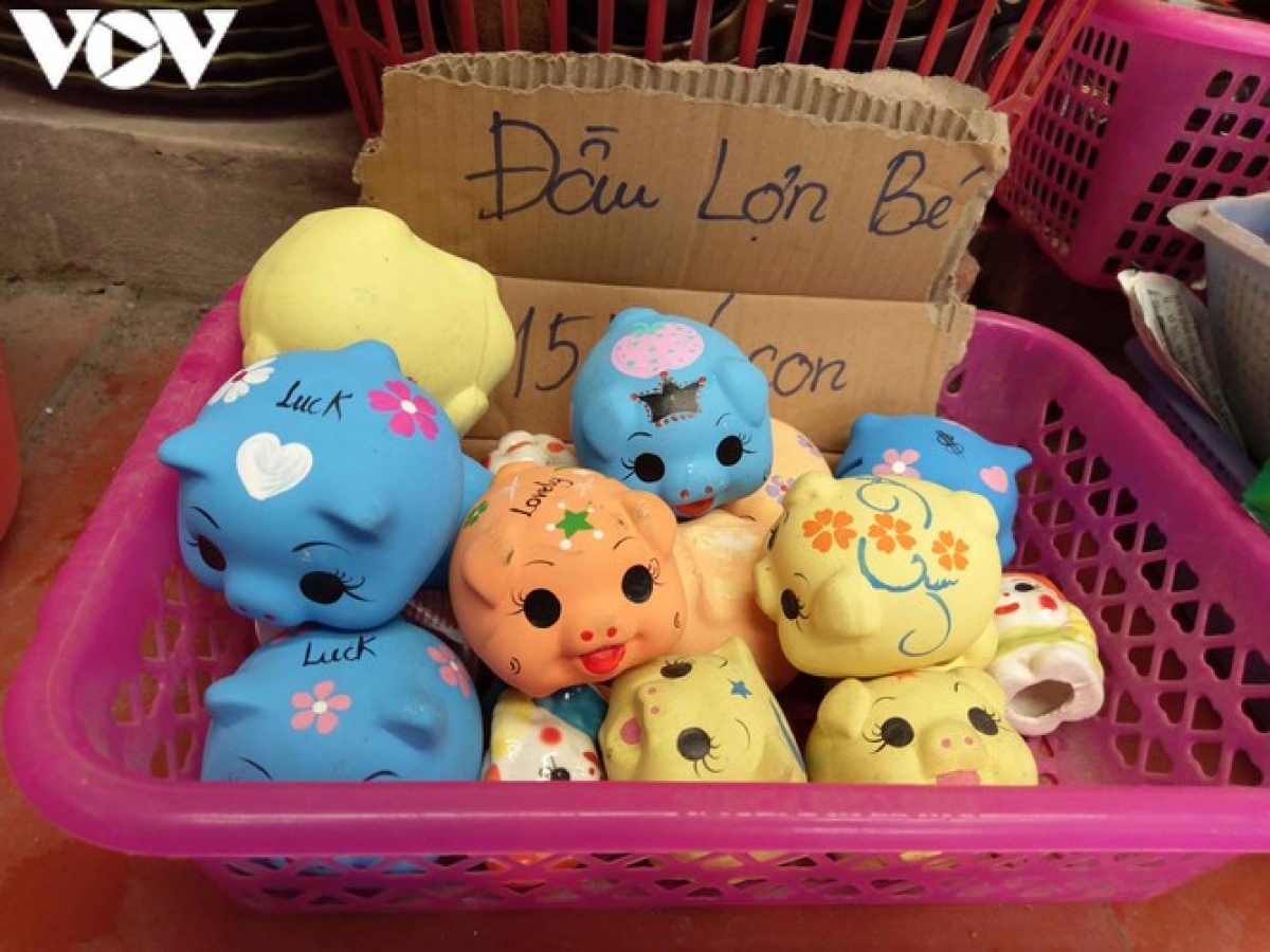 Small items are priced at VND15,000 each, making them an ideal Tet gift for children.