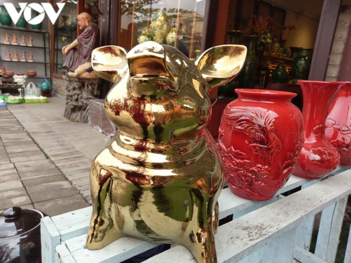 If visitors prefer luxury items, they can purchase gold plated pig-shaped products or delicate vases for their homes.