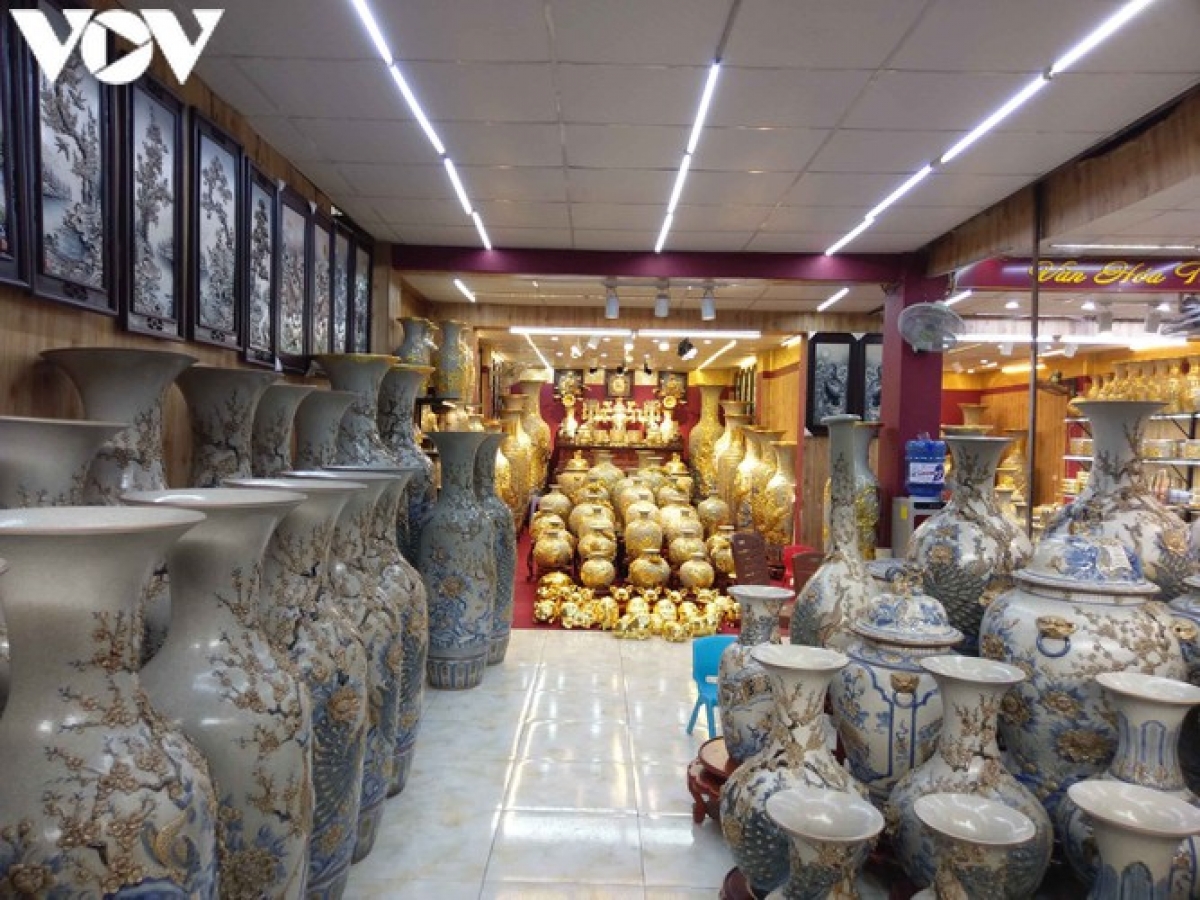 Large vases or gold plated items could be a good suggestion for those wishing to splash out ahead of Tet.