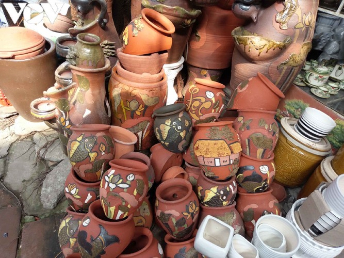 Traditional patterns are carved onto the vases.