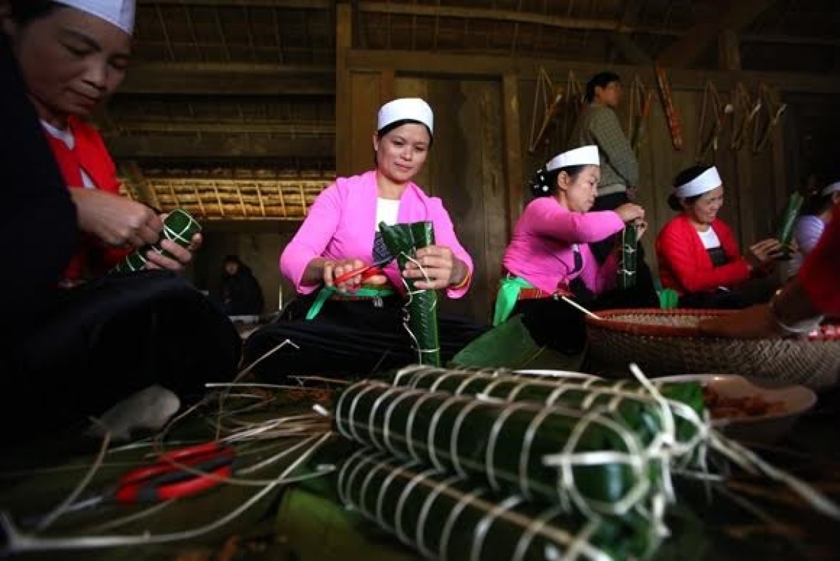 The Muong people make glutinous rice cakes for Tet.