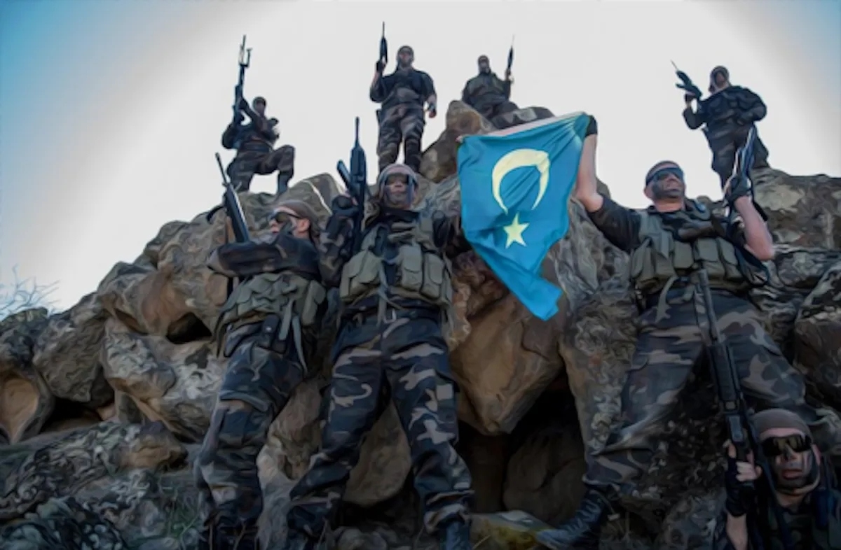 Chiến binh tộc Duy Ngô Nhĩ cầm cờ của họ. Người Duy Ngô Nhĩ đòi độc lập. Ảnh: Facebook.