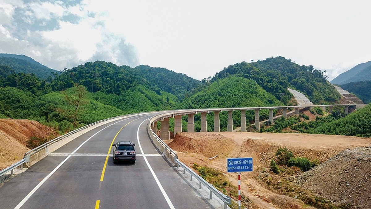 Dự án cao tốc Bắc - Nam, đường Hồ Chí Minh và sân bay Long Thành giai đoạn một sẽ hoàn thành trong 5 năm tới được coi là 3 dự án tạo ra "đột phá" phát triển cho đất nước.