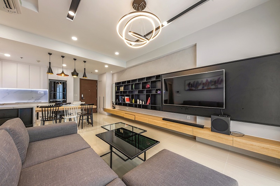 Căn hộ chung cư ở quận Phú Nhuận, TP Hồ Chí Minh, có diện tích 130m2 với 3 phòng ngủ. Chủ nhà là người theo típ hiện đại, ưa thích sự đơn giản. Vì vậy, yêu cầu của chủ nhà với kiến trúc sư là tạo lập một không gian sống đơn giản, tiện dụng và đặc biệt không bị lỗi mốt theo thời gian.