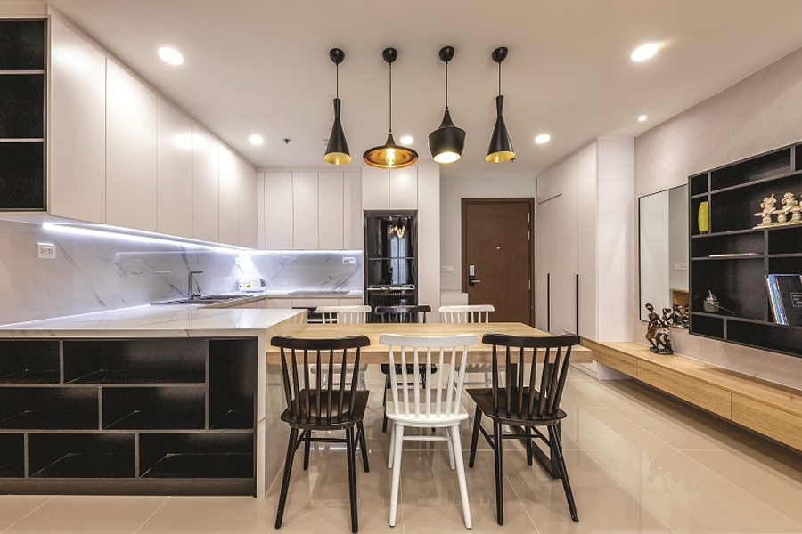 Đen trắng là màu chủ đạo ở mọi không gian. Khu bếp ở sát phía sảnh hành lang thiếu sáng tự nhiên, nên được đầu tư hệ thống chiếu sáng nhân tạo hiện đại và hiệu năng cao.
