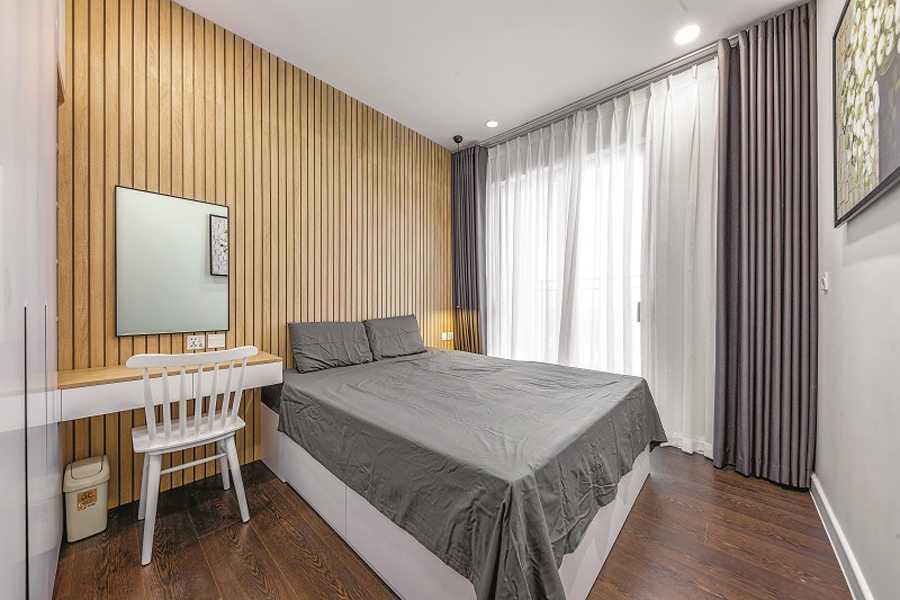 Một phòng ngủ khác được trang trí đầu giường bằng vách gỗ sồi đem lại cảm giác ấm áp.