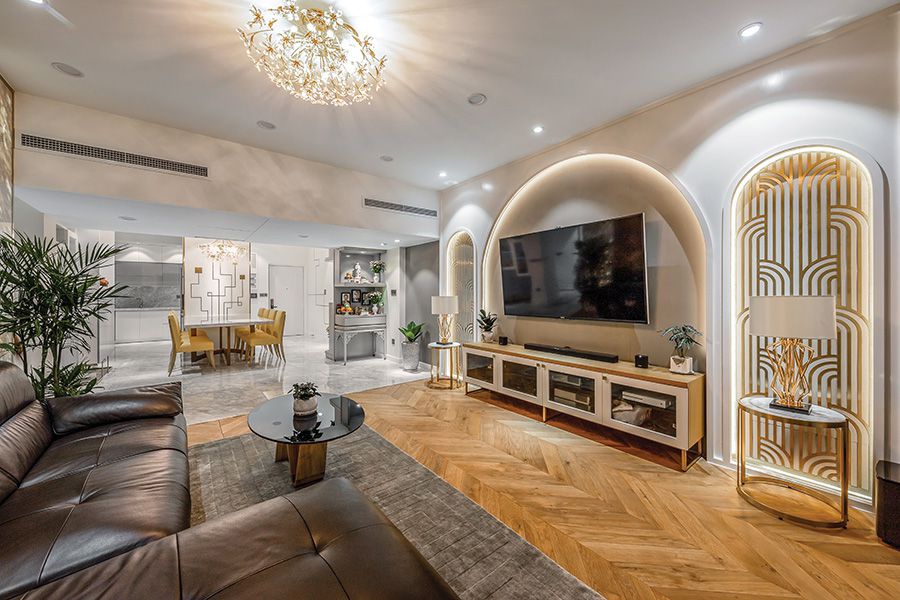 Căn hộ có diện tích rộng 125m2 với 3 phòng ngủ được thiết kế cải tạo nội thất dành cho gia đình với 5 thành viên (trong đó có 3 con nhỏ). Chủ nhà thích phong cách hiện đại nhưng không quá đơn giản. Vì thế, nhóm thiết kế đã đề ra ý tưởng một phong cách đương đại, kết hợp những chi tiết duyên dáng của cảm hứng Tân cổ điển cho căn hộ. 
