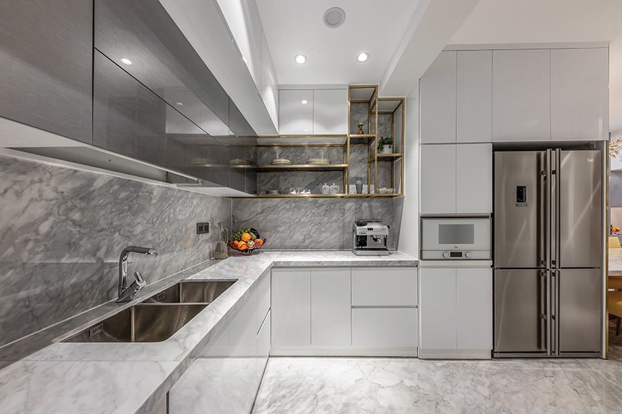  Khu bếp nấu kế bên phòng ăn được thiết kế khá đơn giản để dễ vệ sinh. Màu xám – trắng chủ đạo cho cảm giác sang trọng, sạch sẽ.