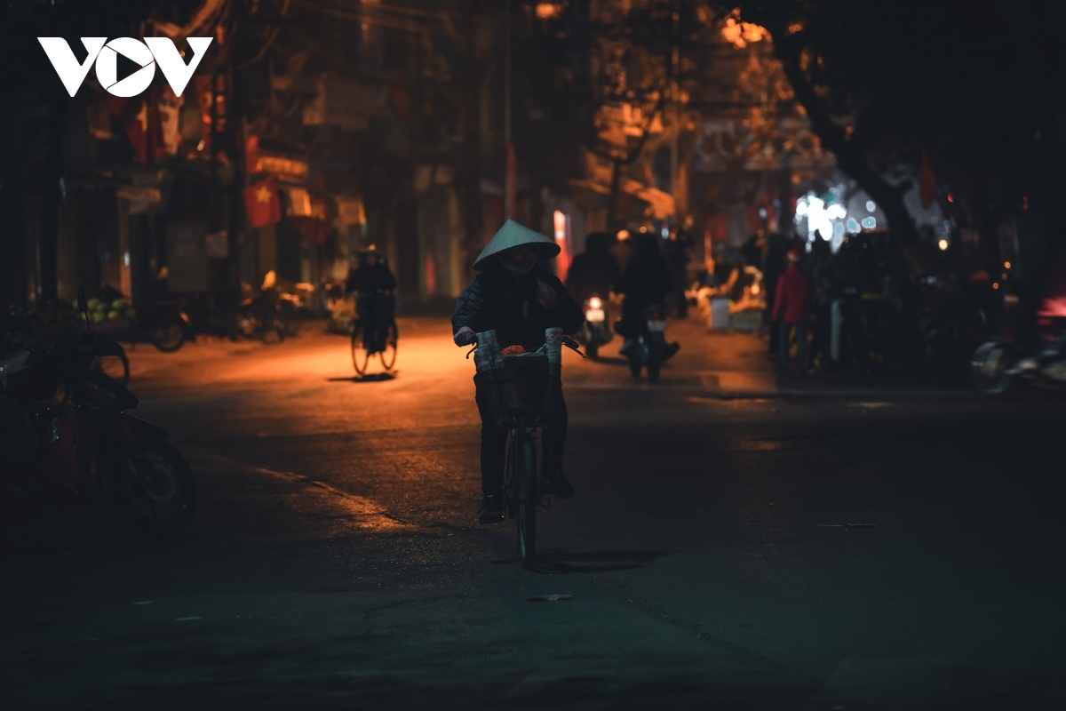 As an old woman cycles at night, the tempo of life seems to slow down.