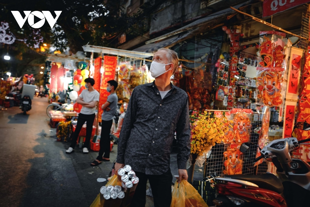 A foreigner is busy carrying out preparations for the Lunar New Year festival.