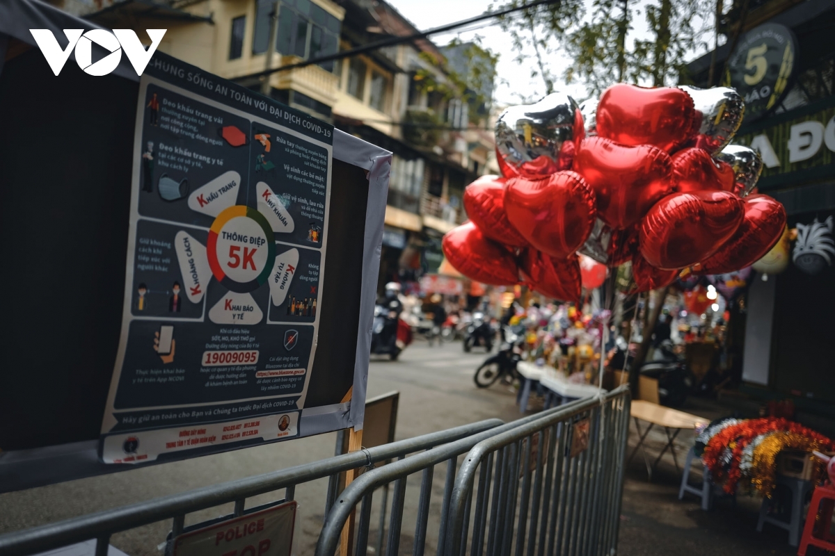 A corner of Hanoi is decorated with the Government’s 5K message to fight against the spread of the novel coronavirus (COVID-19) pandemic.