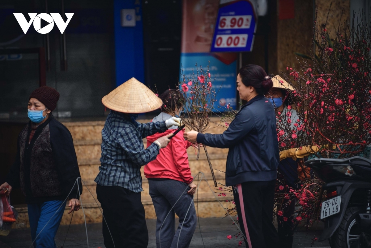 When strolling around Hanoi and enjoying the bustling atmosphere of wet markets, visitors have the chance to enjoy the festive atmosphere of Tet.