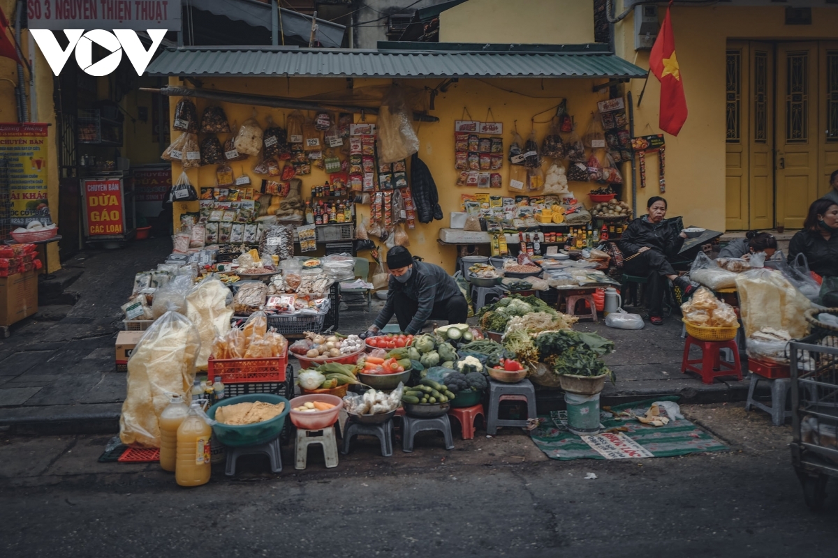 Such a street stall offers most daily necessaries, from vegetables to eggs, dried fish, fish source, rice pancakes…..