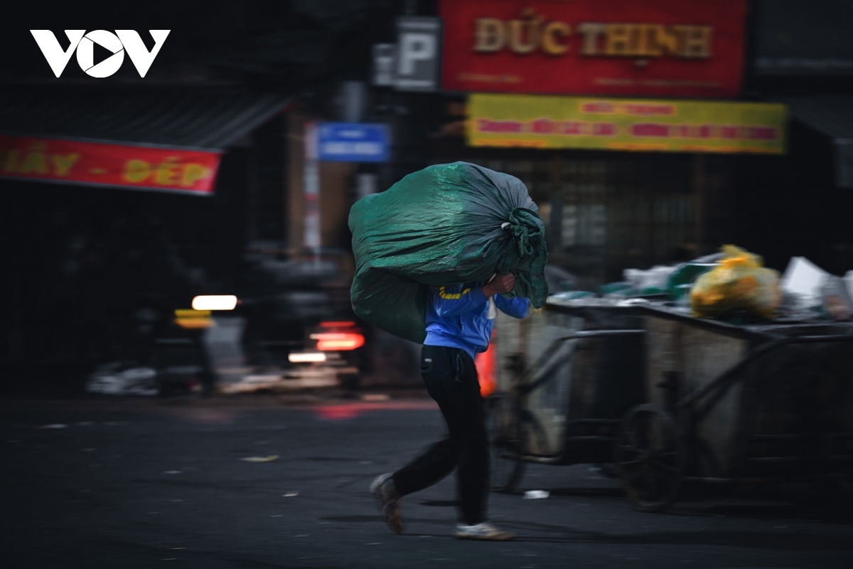 Porters try to work hard because they think they can earn more these days.