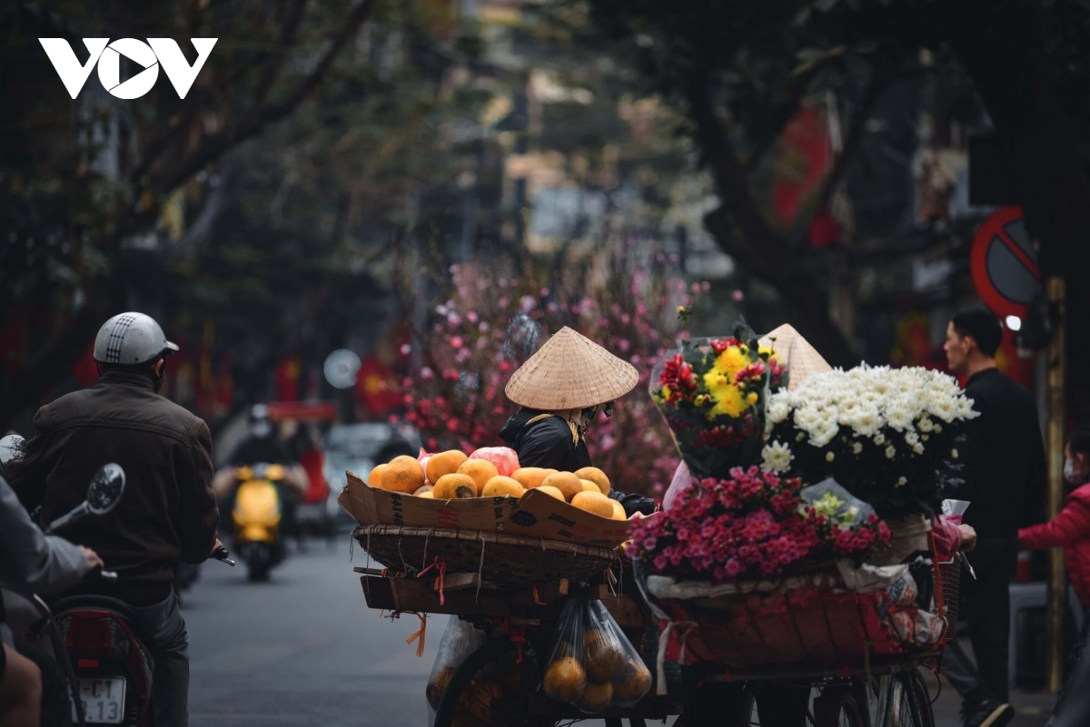 Watching street vendors carrying flowers and fruit makes, residents of the capital know that the Lunar New Year is drawing near.