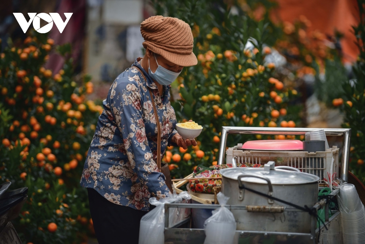 Seeing a food vendor is a typical image of a peaceful Hanoi.