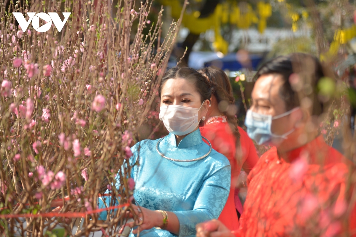 Coming to Hang Luoc flower market, local residents not only buy flowers or walk away stress but also find old memories.