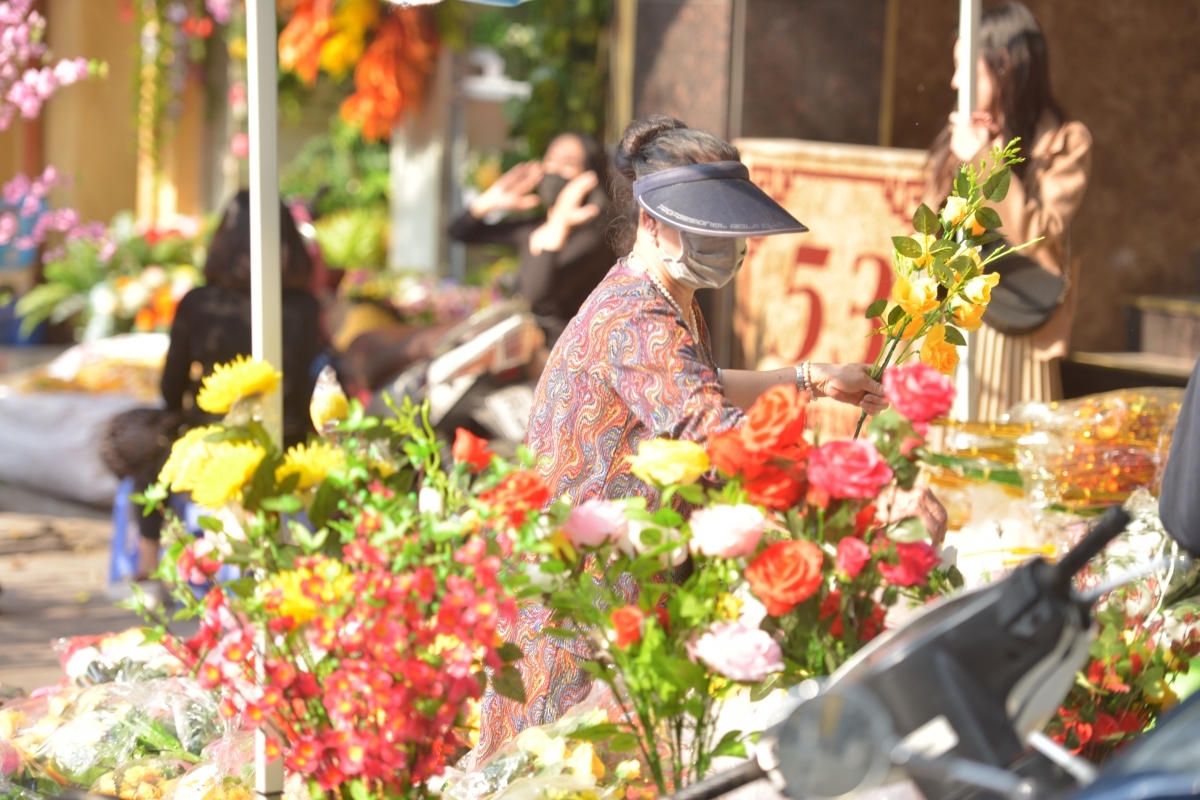 Paper and silk made flowers are also sold in the market because of their long lasting colour.