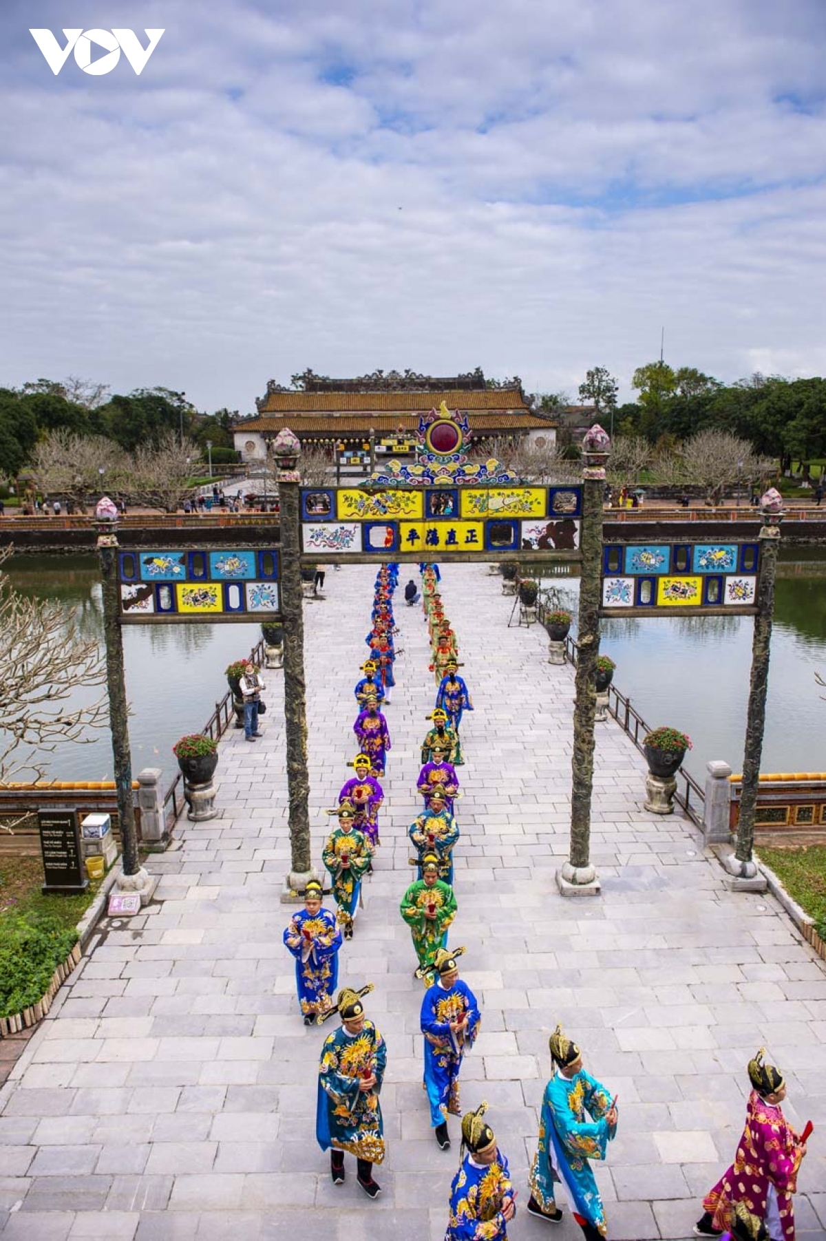 The opening ritual of the reenactment takes place at Thai Hoa Palace.