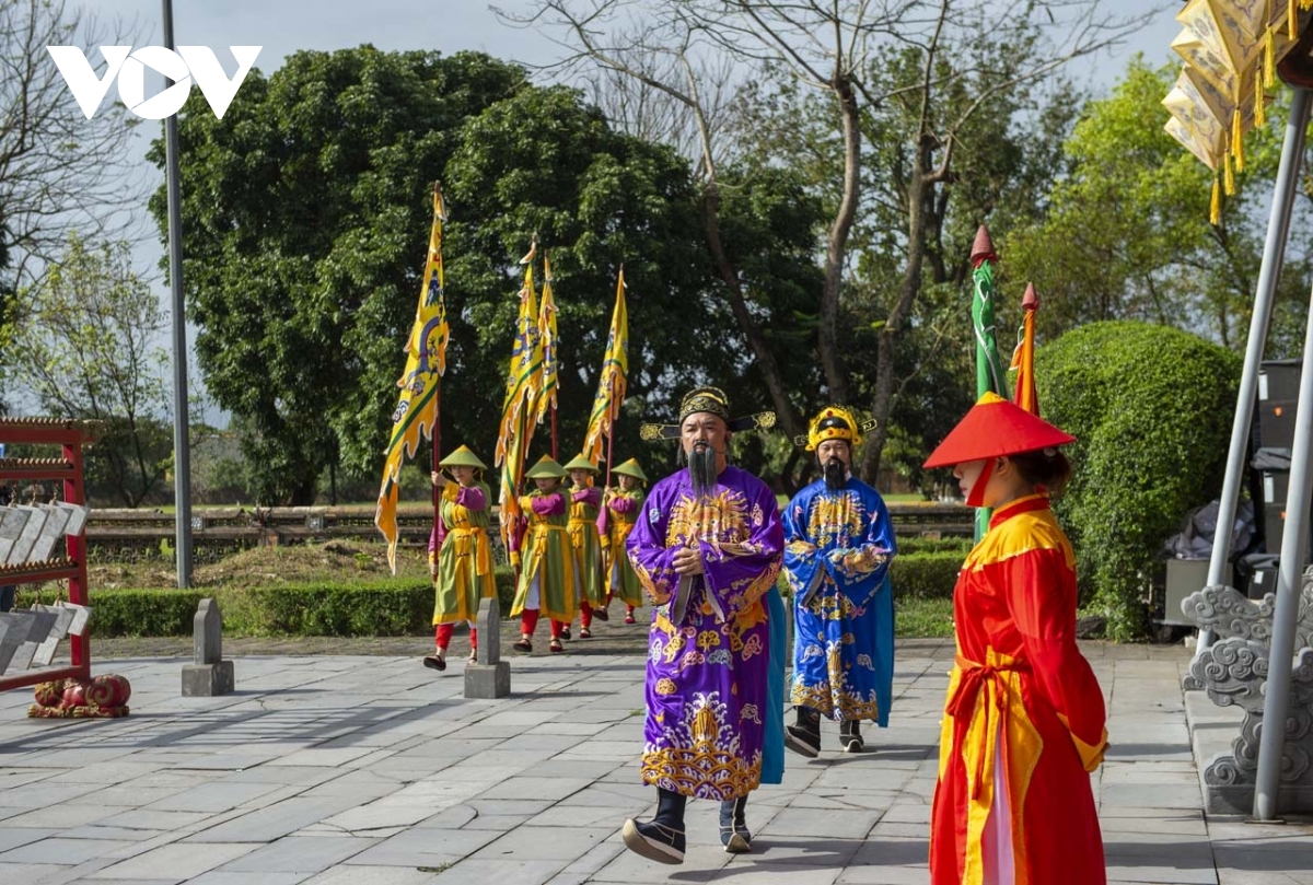 The mandarins present the king with congratulatory messages to mark the occasion.