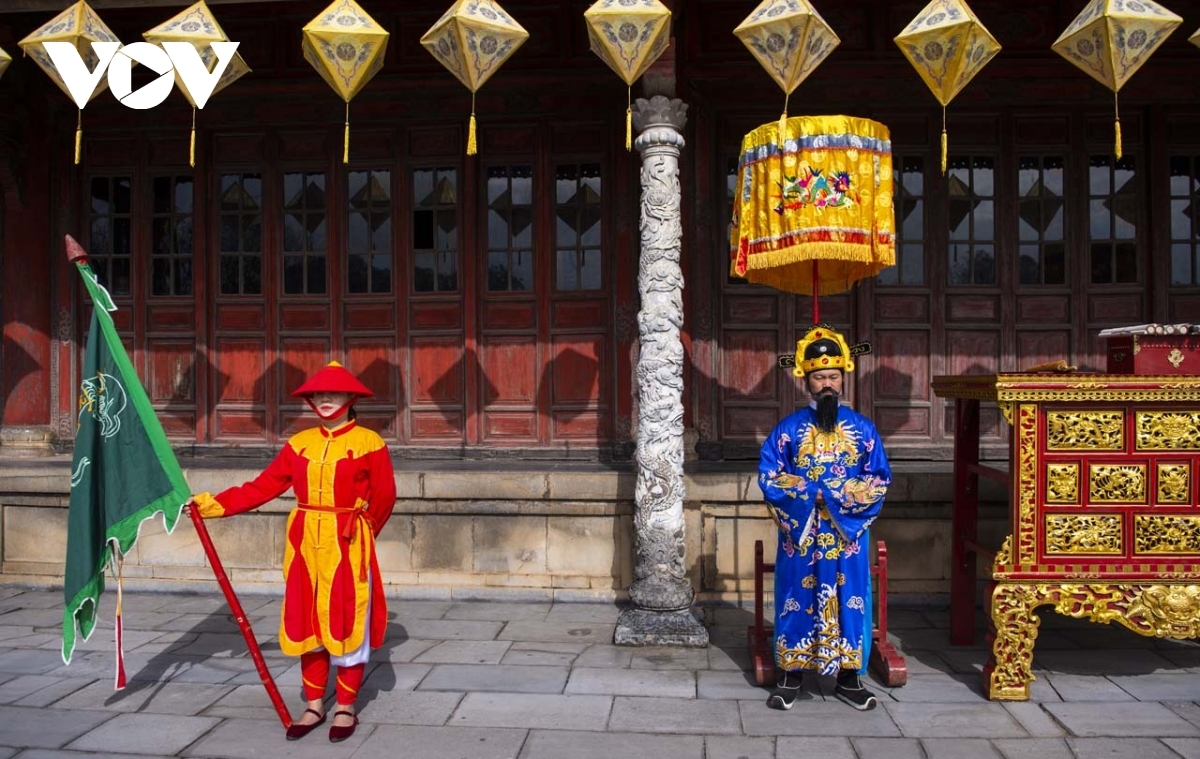 The king then departs Thai Hoa Palace and heads to Can Chanh Palace in order to continue the festive ritual.